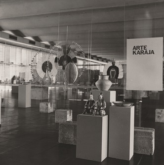 Vista da exposição Semana do índio Karajá, no segundo andar do MASP, organizada pela Funai em comemoração à Semana do Índio, 1984.
